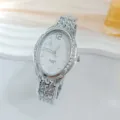 Nahaufnahme des eleganten silbernen ovalen Quarzuhren-Zifferblatts mit Strasslünette. - Silber Weiß