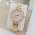 Elegante Damen Quarzuhr mit rosafarbenem Zifferblatt, Strass Lünette und goldenem Armband. - Gold Rosa