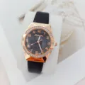 Montre quartz élégante pour femme avec lunette strass et bracelet en cuir noir. - Noir