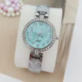 Detailansicht des eleganten Strass besetzten Quarzuhren Zifferblatts in Blau mit Ziffern. - Silber & Blau