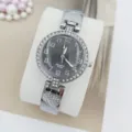 Elegante Damen Quarzuhr mit glitzernden Strasssteinen und einem klaren Zifferblatt. - Silber Schwarz