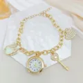 Elegante goudkleurige armbandhorloge met kristallen zwaan, hart en sleutel hangers. - Model 02 Goud