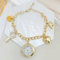 Detailopname van gouden bedelarmband horloge met hart, hangslot en schitterende strass sleutels. - Model 03 Goud