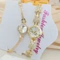 Detailansicht des luxuriösen Damen Quarzuhren und Armband Sets mit Strass in Gold. - Eleganter Schmetterling Stil (Artikel 2025208)
