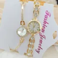 Goldfarbenes Strass Quarz Uhr und Armband Set mit weißer Displaykarte für Damen - Einfacher Klee Stil (Artikel 2025208)