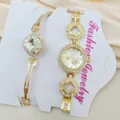 Goldene Strass Damenuhr und passendes Armband Set auf weisser Karte Detailansicht - Voll Strass Stil (Artikel 2025208)