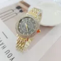 Nahaufnahmendetail der luxuriösen Damen StrassquarzUhr mit glitzernder Lünette und Armband. - Goldfarbe Schwarz