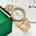 Vista detallada del reloj de cuarzo dorado para mujer con brillantes eslabones de corazón de estrás. - Blanco Dorado