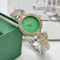 Elegante reloj de cuarzo para mujer con esfera verde, pedrería brillante y pulsera de corazones. - Oro y Plata/Verde