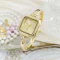 Gouden vierkante armbandhorloge detail, een elegante quartz horloge met minimalistische stijl. - Goud