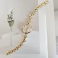Elegante goldfarbene Damen Quarzuhr mit funkelndem Strass Blatt Armband Design fuer Alltag. - Gold Weiß