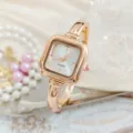 Elegante roségouden dames kwartshorloge met vierkante wijzerplaat en stijlvolle armband. - Roségoud