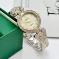 Elegante reloj de cuarzo para mujer con pedrería en forma de corazón y diseño brillante. - Bicolor Oro