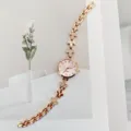 Nahaufnahme der roségoldenen Strass-Quarzuhr mit Blättergliedern und elegantem Zifferblatt. - Roségold Rosa