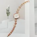 Detailansicht der Damen Roségold Strass Quarzuhr Armbanduhr mit Blättergliedern. - Roségold Weiß