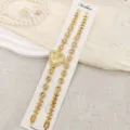 Detailansicht des goldenen Damen Herz Strass Uhrensets mit funkelnden Kristallen und Karte. - Gold