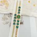 Detailansicht des luxuriösen goldenen Quarzuhr- und grünen Schmetterlingskristall-Armband-Sets. - Gold Grün