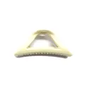 Primo piano dettagliato dell'elegante molletta per capelli triangolare minimalista. - Bianco