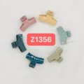 Close-up detail view of colorful small ABS hair claws arranged in a nice circle, glossy finish. - Hair Claw (Z1356) / 4.2cm / Pink