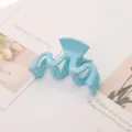 Light blue wavy plastic hair claw clip, minimalist style hair accessory for daily wear. - 8.7cm / Blue