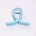 Light blue plastic hair claw clip, stylish minimalist design for thick hair daily styling variant. - 8cm / Blue