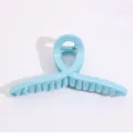 Light blue minimalist twisted plastic hair claw clip, stylish Korean style variant for women. - 13cm / Blue