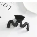Matte black wavy hair claw clip, minimalist styling daily hair accessory for women. - 8.7cm / Black