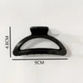 Detailed view of the black minimalist semicircle plastic hair claw clip with size dimensions. - Hair Claw (Z1526)