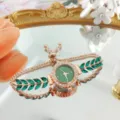 Elegante reloj de mujer con cristales de hojas verdes y pulsera ajustable dorada. - Verde