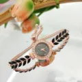 Schicke Damen Quarz Armbanduhr in Roségold mit funkelnden Strasssteinen und schwarzen Blättern. - Schwarz