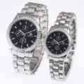Edelstahl Paare Quarz Uhren Set mit schwarzem Zifferblatt und Chronographen-Totalisatoren. - Silbernes Band Schwarzes Zifferblatt