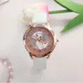 Grazioso orologio donna quarzo gatto strass con cinturino in pelle bianca, vista dettaglio elegante. - Bianco