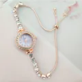 Gros plan sur le détail de la montre femme quartz or rose strass avec bracelet coulissant. - Violet