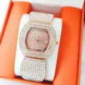 Close-up detail luxe vrouwen strass horloge, tonneau wijzerplaat sprankelend kristal brede band. - Roségoud