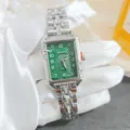 Gros plan sur la montre quartz rectangulaire élégante au cadran vert avec strass scintillants. - Argent Vert
