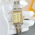 Vue détaillée de la montre à quartz rectangulaire de luxe avec strass scintillants et cadran. - Bicolore Or