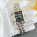 Gros plan détaillé d'une montre à quartz carrée pour femme avec strass et bracelet bicolore. - Bicolore Or Noir