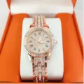 Roségouden met diamanten bezette quartz dameshorloge met Romeinse cijfers wijzerplaat. - Roségoud