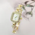 Stilvolle quadratische Damen Quarzuhr mit funkelnden Strasssteinen und Blumen Armband. - Goldenes Gehäuse Weißes Zifferblatt