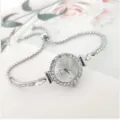 Montre quartz femme strass argenté avec design de bracelet coulissant réglable chic. - Blanc