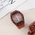 Detailansicht der braunen Tonneau Quarzuhr mit Silikonarmband und strukturiertem Zifferblatt. - Braun