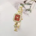 Detailansicht Damen Strass quadratische Quarzuhr mit rotem Zifferblatt und Blumenarmband. - Goldgehäuse Rotes Zifferblatt