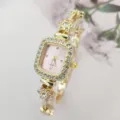 Elegante Damen Quarzuhr mit quadratischem rosa Zifferblatt, Strasslünette und Blumenarmband. - Goldgehäuse Rosa Zifferblatt