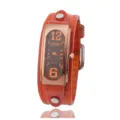 Nahaufnahme einer vintage rechteckigen Quarzuhr mit orangefarbenem Lederarmband und Nieten. - Schwarzes Zifferblatt Braunes Armband