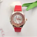 Dettaglio dell'orologio al quarzo rosso con lunetta di strass e quadrante gatto. - Rosso
