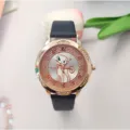 Vista dettagliata di un orologio al quarzo da donna con quadrante gatto e cinturino in pelle. - Nero