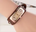 Retro rechteckige Leder-Quarzuhr Detail zeigt klassischen Vintage-Stil und breites Armband. - Weißes Zifferblatt Hellkaffee Armband