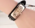 Detailaufnahme einer Vintage rechteckigen Quarzuhr mit elegantem schwarzem Lederarmband. - Weißes Zifferblatt Schwarzes Armband