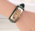 Detailaufnahme der eleganten Vintage rechteckigen Quarzuhr mit grünem Lederarmband. - Weißes Zifferblatt Grünes Armband