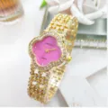 Vista dettagliata dell'orologio da donna quadrifoglio al quarzo con quadrante rosa e strass. - Cassa Oro Quadrante Rosa Rosso